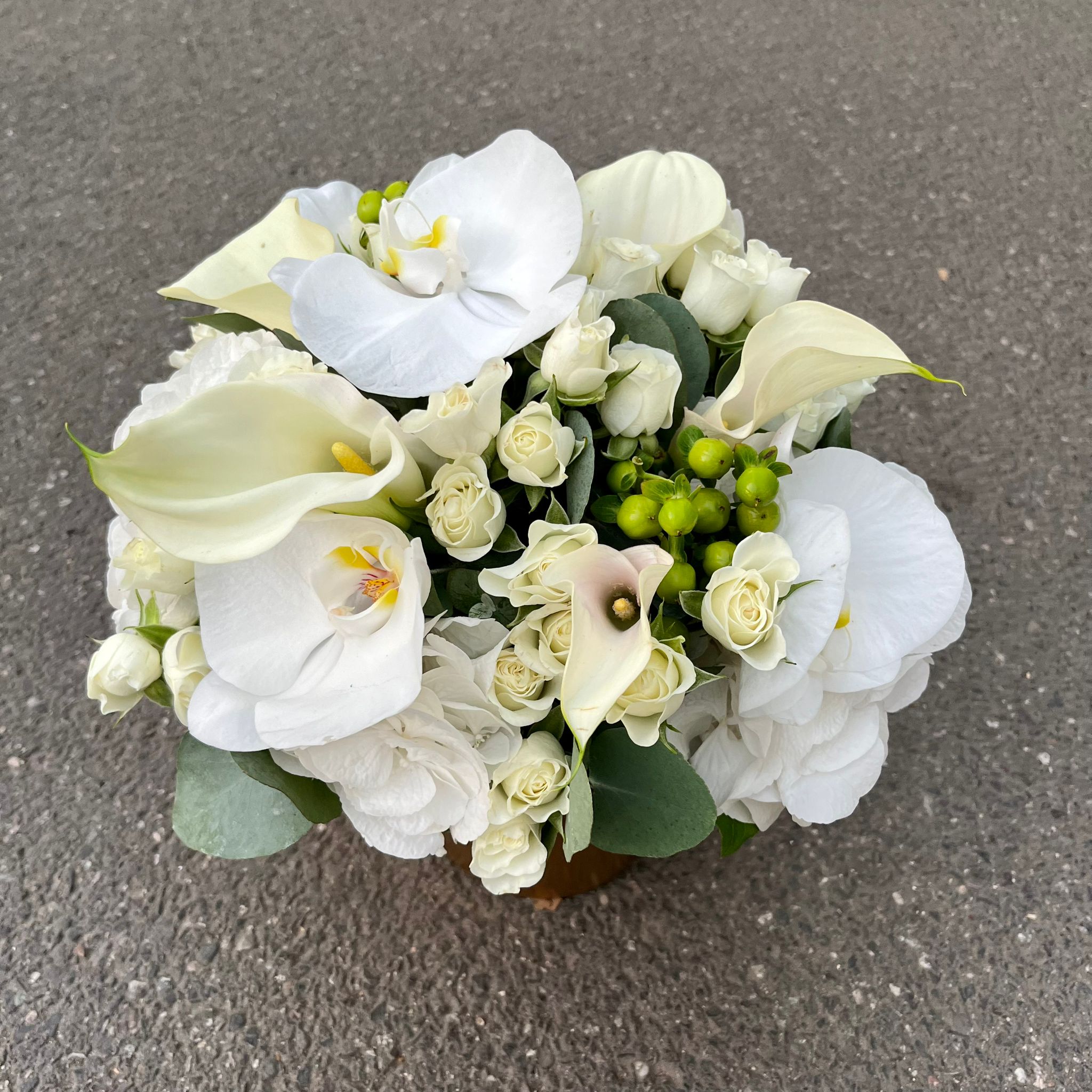 Aranjament de masa cu hortensii, minirose, orhidee phalaenopsis si cale