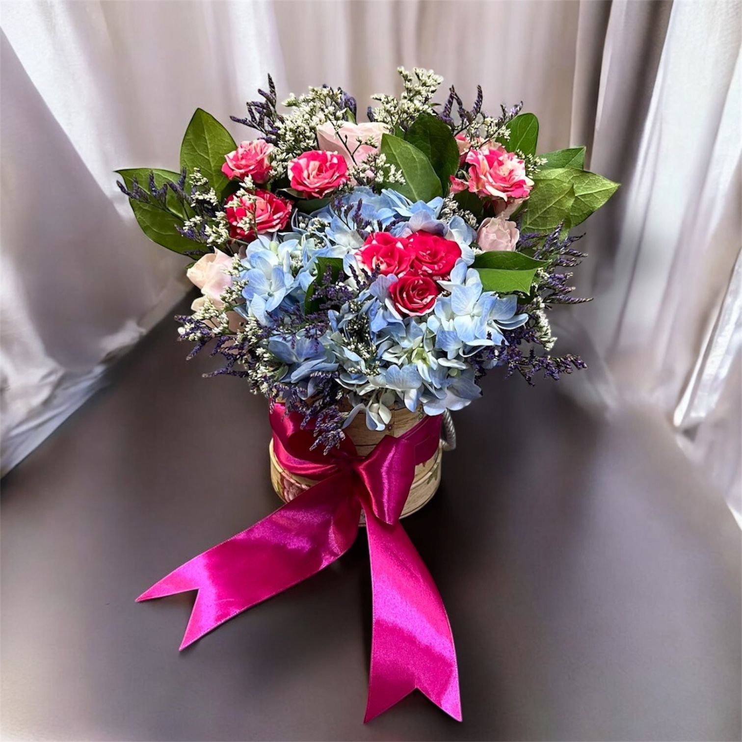 Cutie cu flori hortensie si minirose