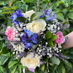 Buchet domnisoara de onoare trandafiri si delphinium