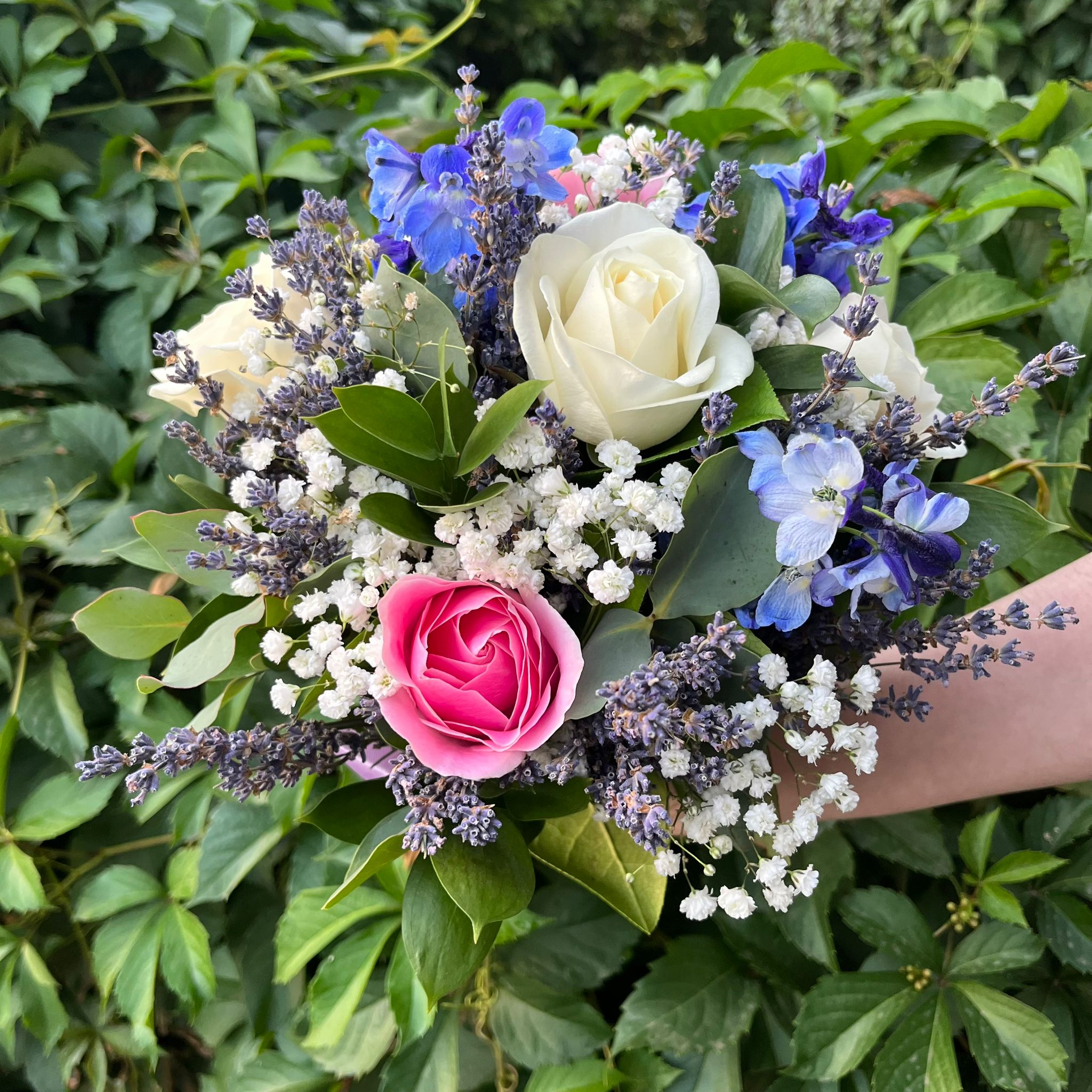 Buchet domnisoara de onoare trandafiri si delphinium