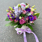 Aranjament floral pastel in cutie rotunda – eleganta si rafinament intr-un cadou special!