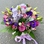 Aranjament floral pastel in cutie rotunda – eleganta si rafinament intr-un cadou special!