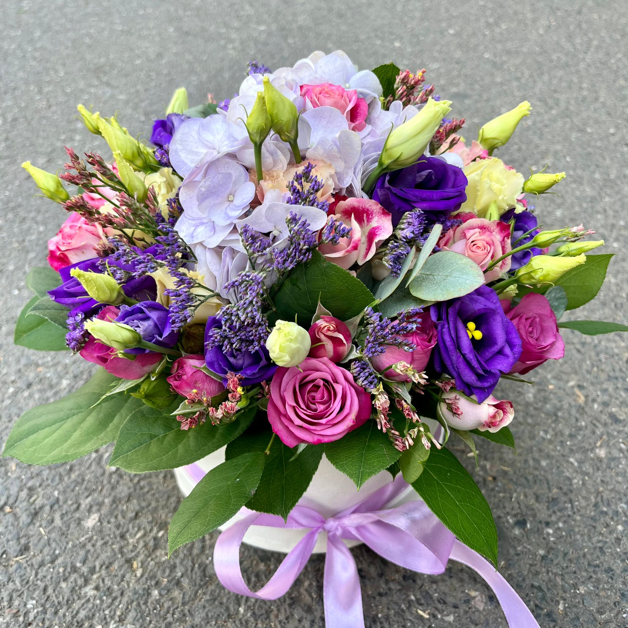 Aranjament floral pastel in cutie rotunda – eleganta si rafinament intr-un cadou special!