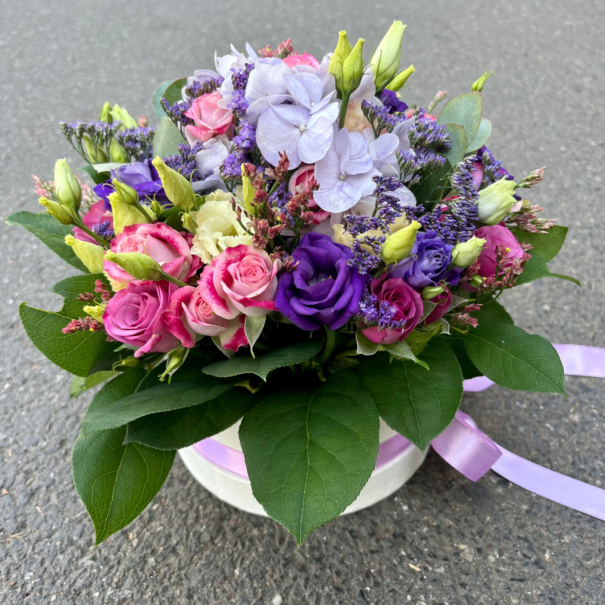 Aranjament floral pastel in cutie rotunda – eleganta si rafinament intr-un cadou special!