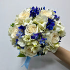 Buchet de mireasa trandafiri delphinium si frezie