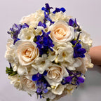 Buchet de mireasa trandafiri delphinium si frezie