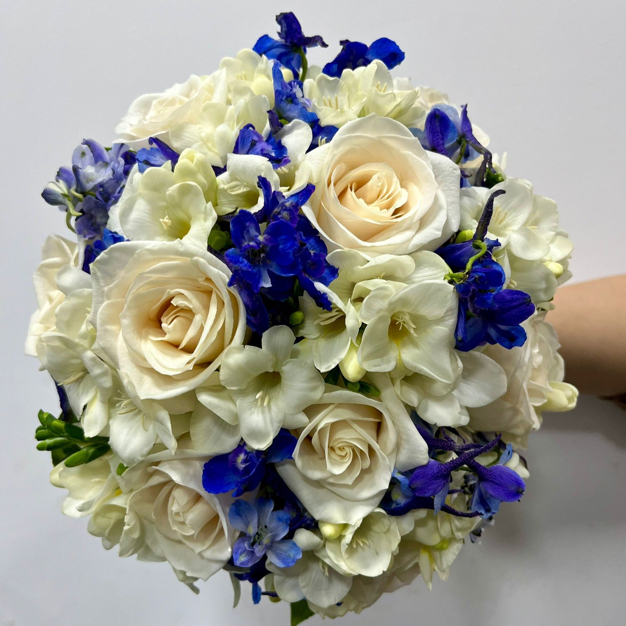 Buchet de mireasa trandafiri delphinium si frezie