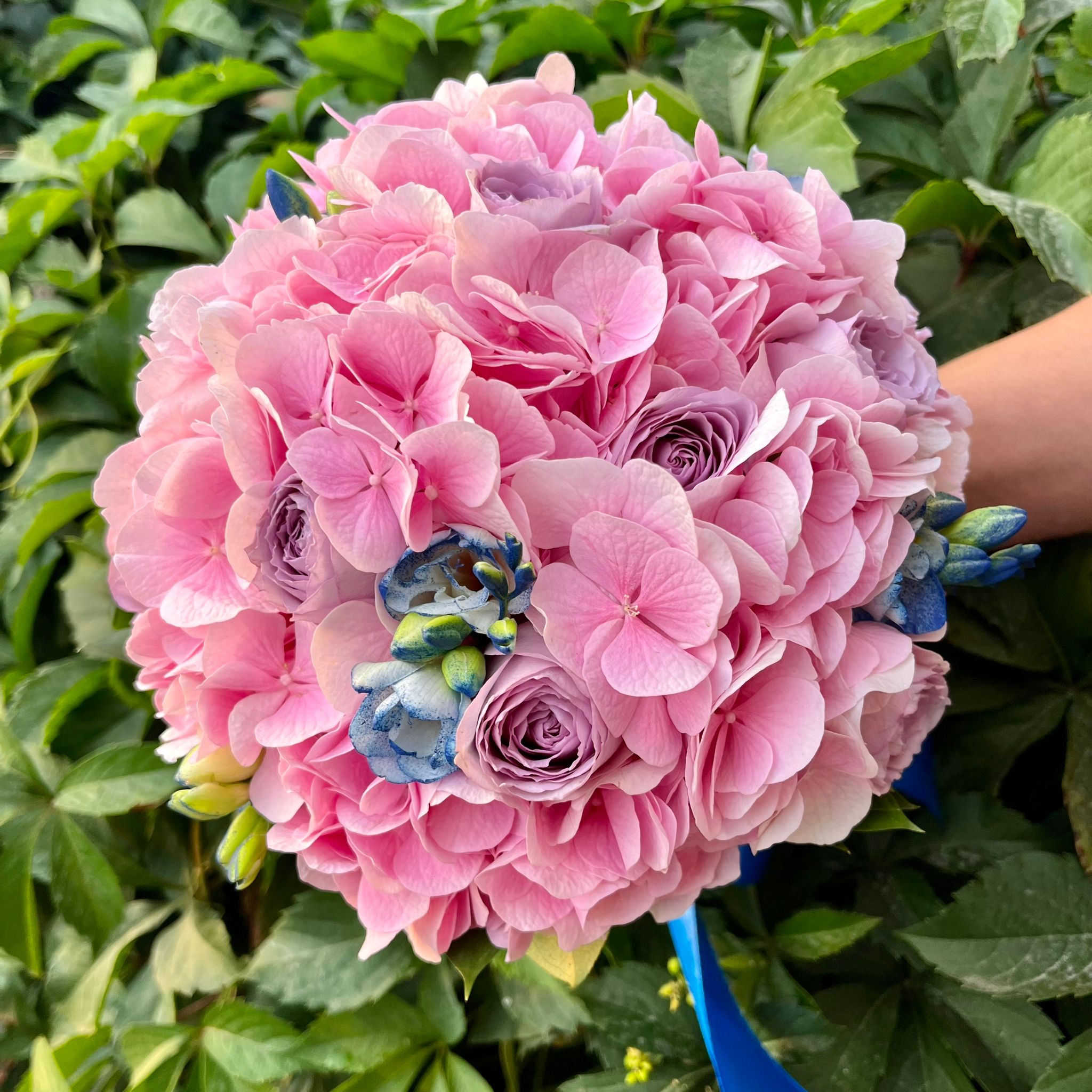 Buchet mireasa hortensie roz si trandafiri lila