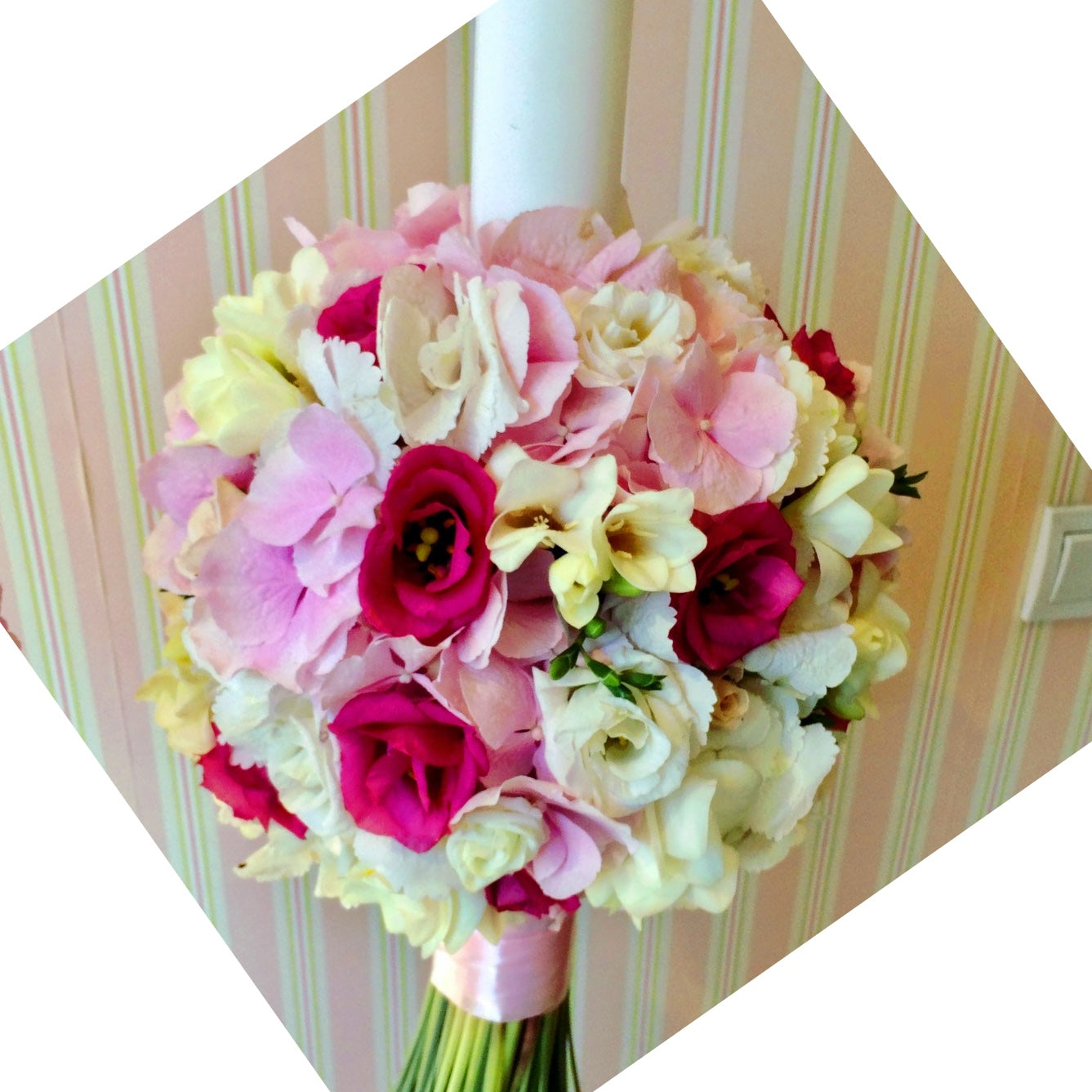 Lumanare de botez cu hortensie, frezii, lisianthus si minirose