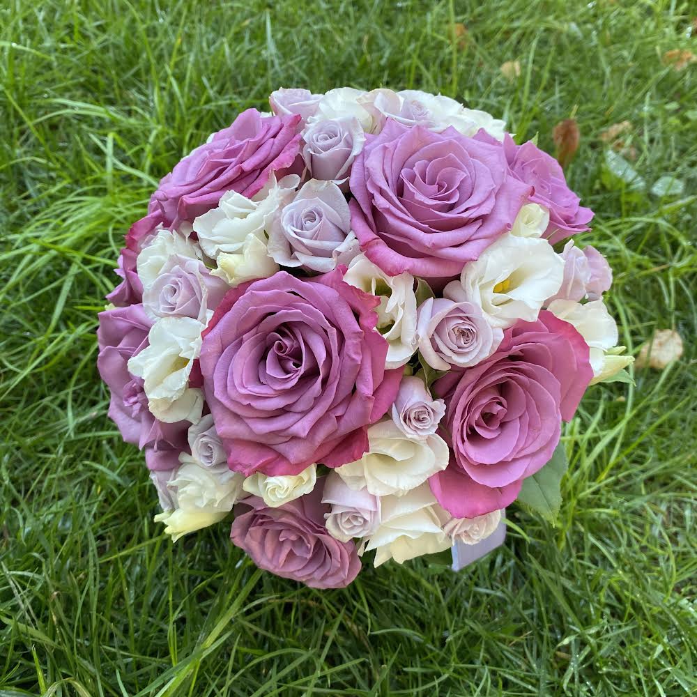 Buchet de mireasa trandafiri mov