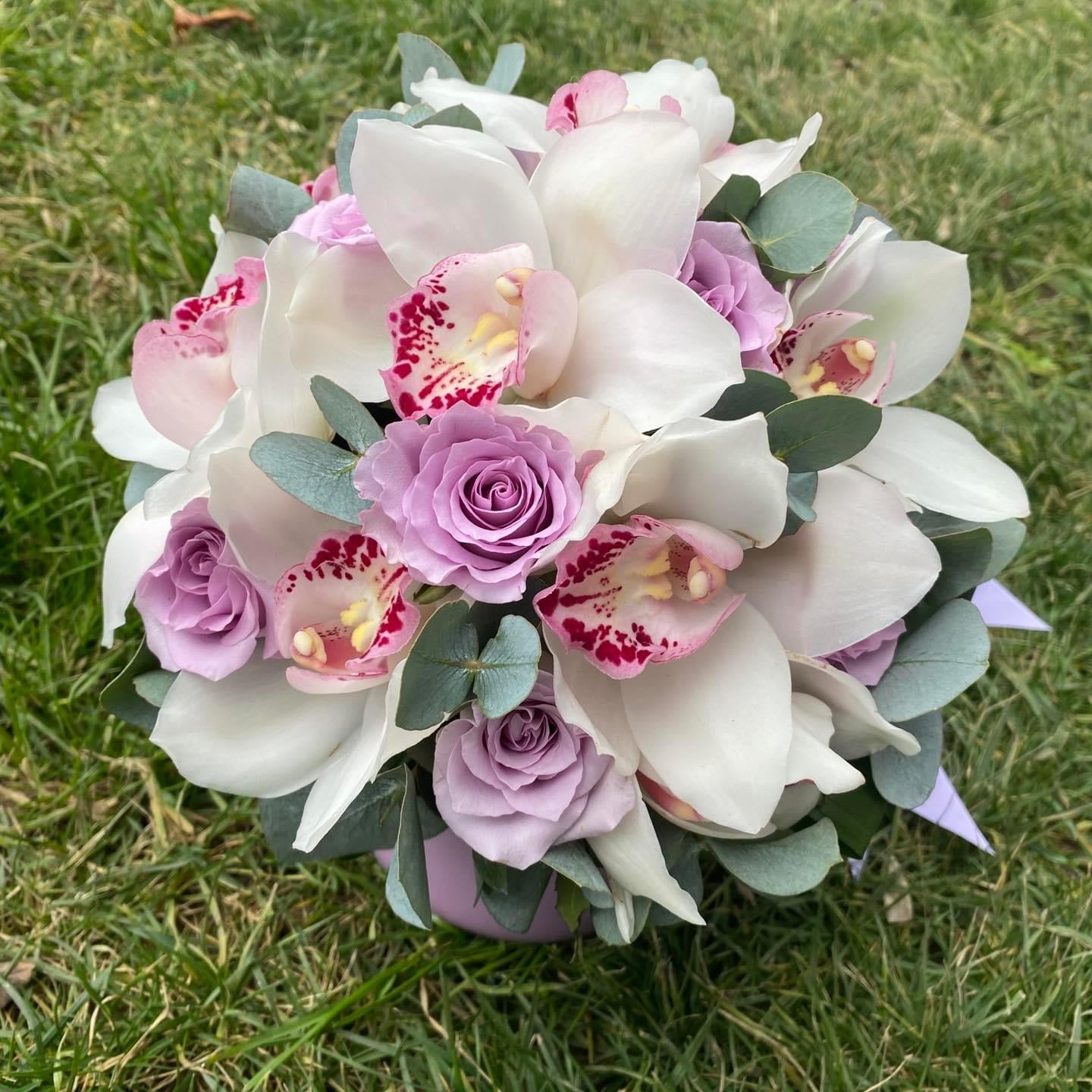 Buchet cununie trandafiri mov si cymbidium