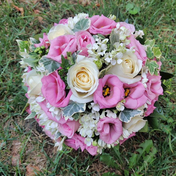 Bridal bouquet with bouvardia, roses and lisianthus
