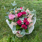 Buchet de oferit - mix de flori roz-ciclam