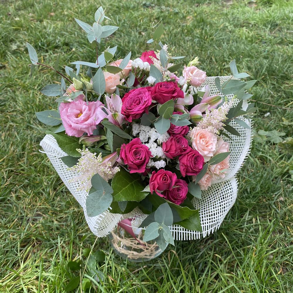 Buchet de oferit - mix de flori roz-ciclam