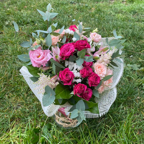 Buchet de oferit - mix de flori roz-ciclam