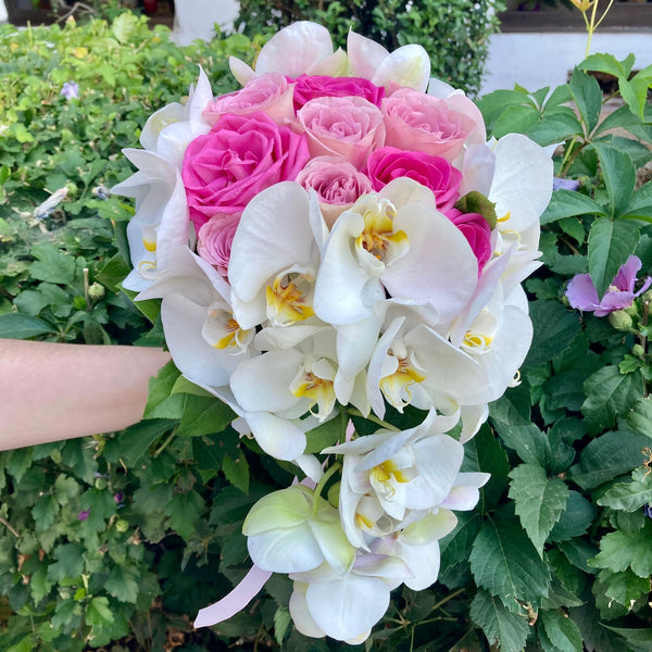 Buchet de mireasa curgator trandafiri roz si orhidee