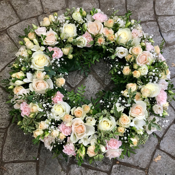 Coroana funerara rotunda flori crem-roz