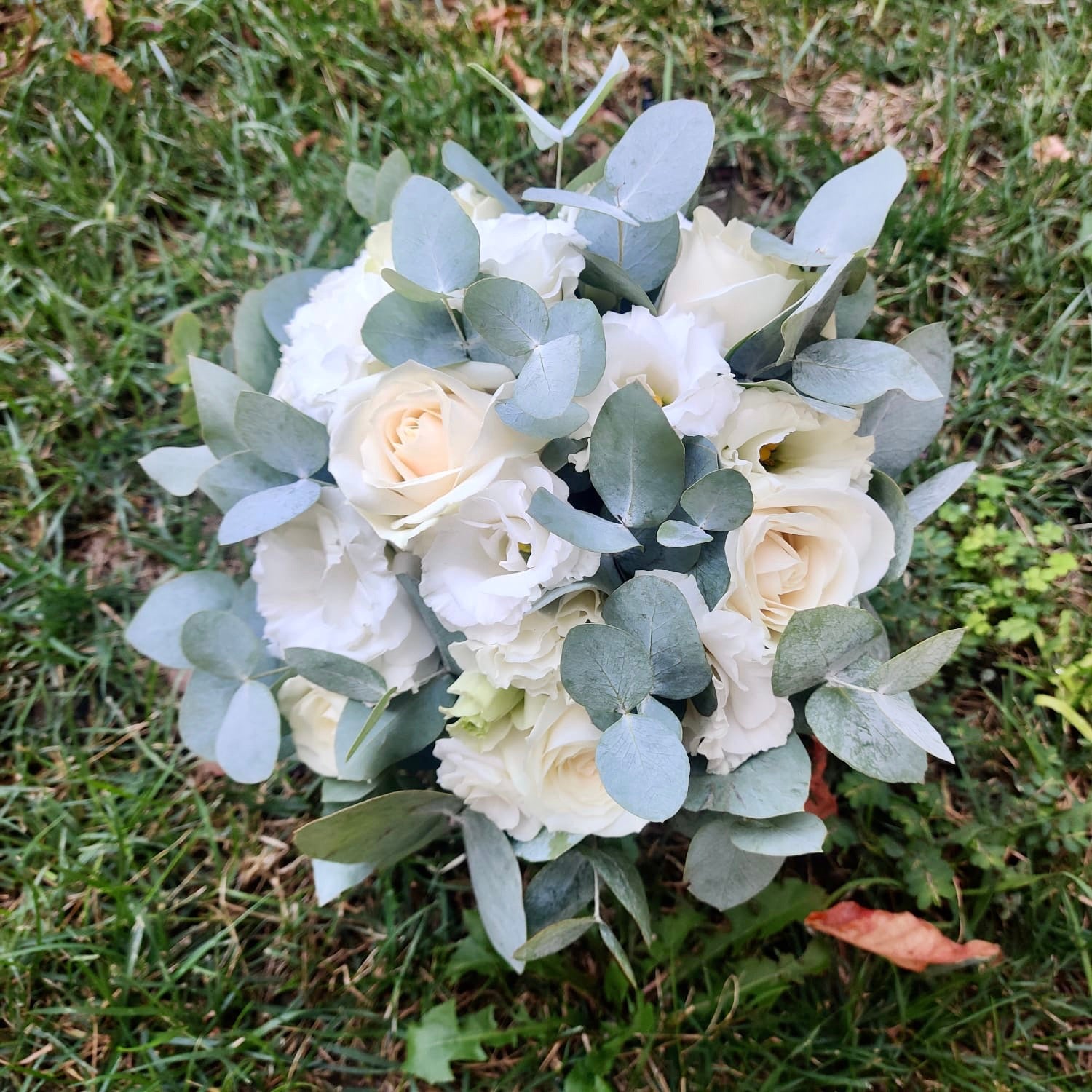 Buchet cununie trandafiri albi si eucalipt