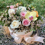 Cutie de flori cu trandafiri si orhidee