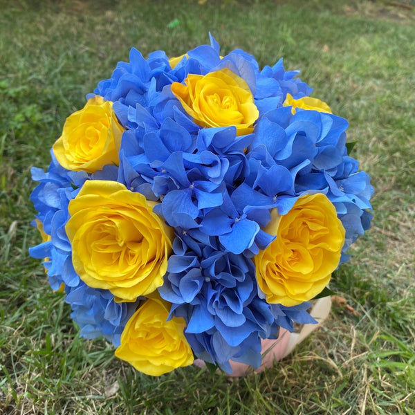 Buchet mireasa hortensie albastra si trandafiri galbeni