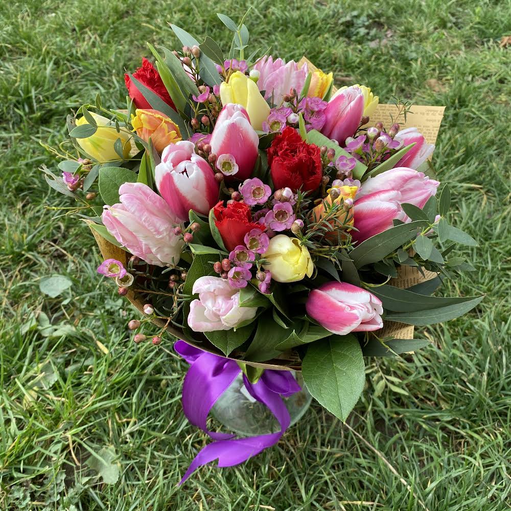 Buchet 21 lalele mix si wax flowers