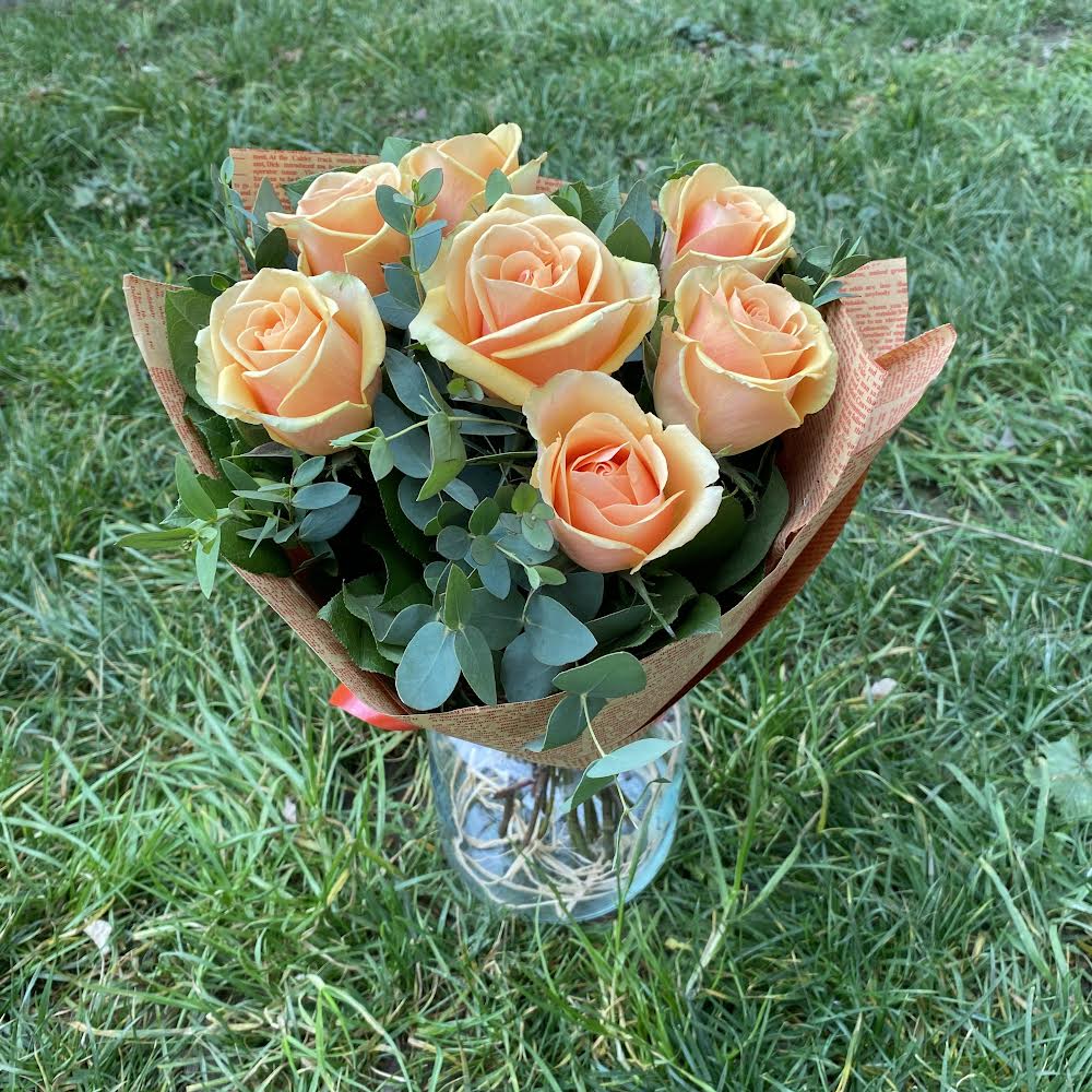 Buchet de oferit cu 7 trandafiri