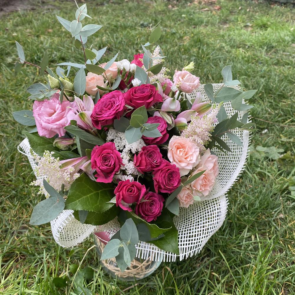 Buchet de oferit - mix de flori roz-ciclam