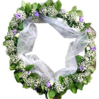 Aranjament cristelnita cu lisianthus, minirose si floarea miresei