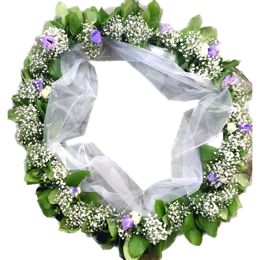 Aranjament cristelnita cu lisianthus, minirose si floarea miresei