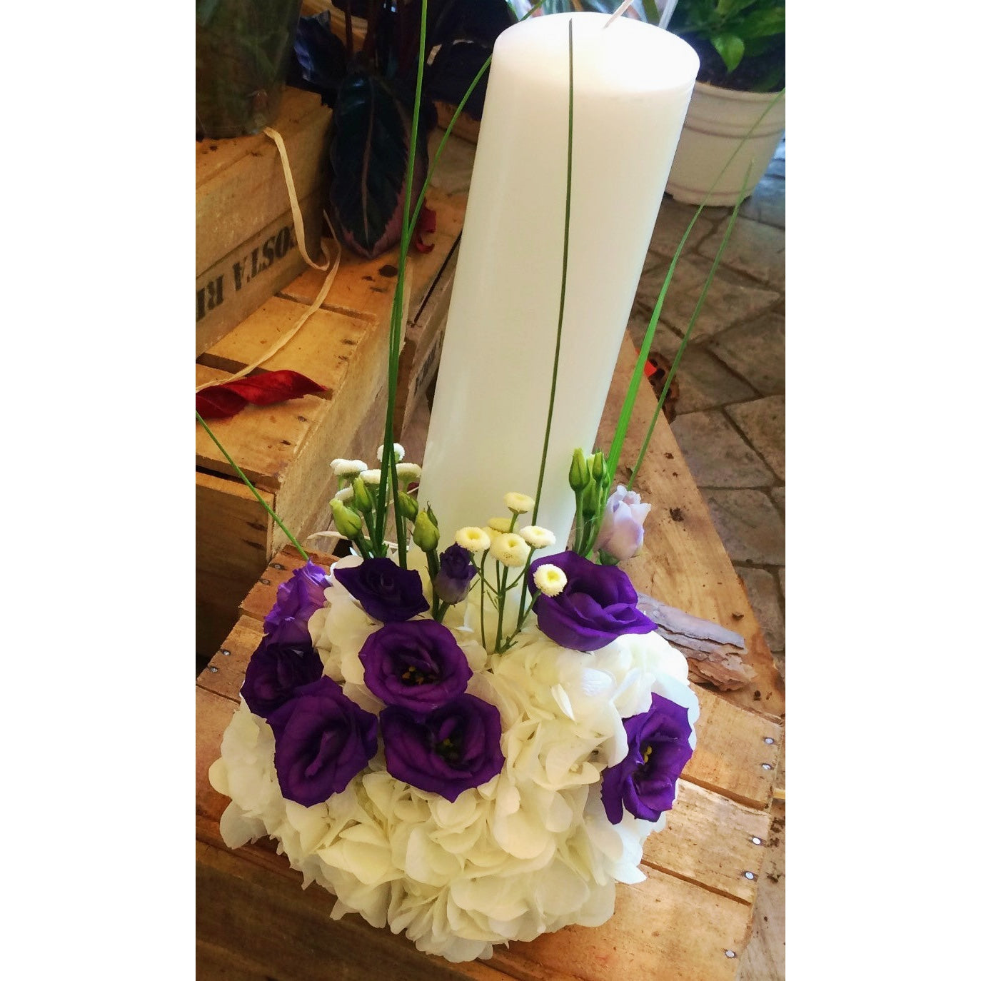 Small christening candle with hydrangea and lisianthus