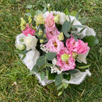 Buchet de oferit cu lisianthus alb si roz