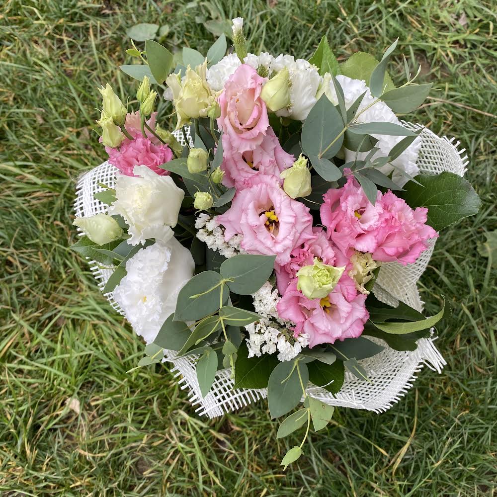 Buchet de oferit cu lisianthus alb si roz