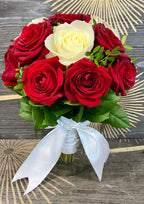 Buchet cununie trandafiri rosii si albi