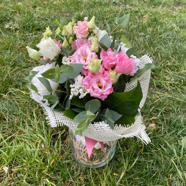 Buchet de oferit cu lisianthus alb si roz