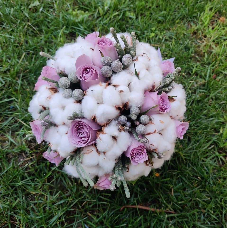 Buchet mireasa trandafiri mov si brunia