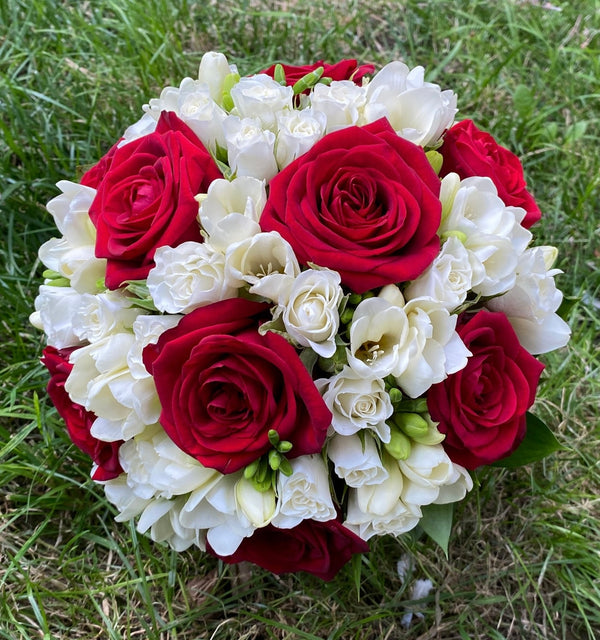 Bouquet of red roses and mini roses
