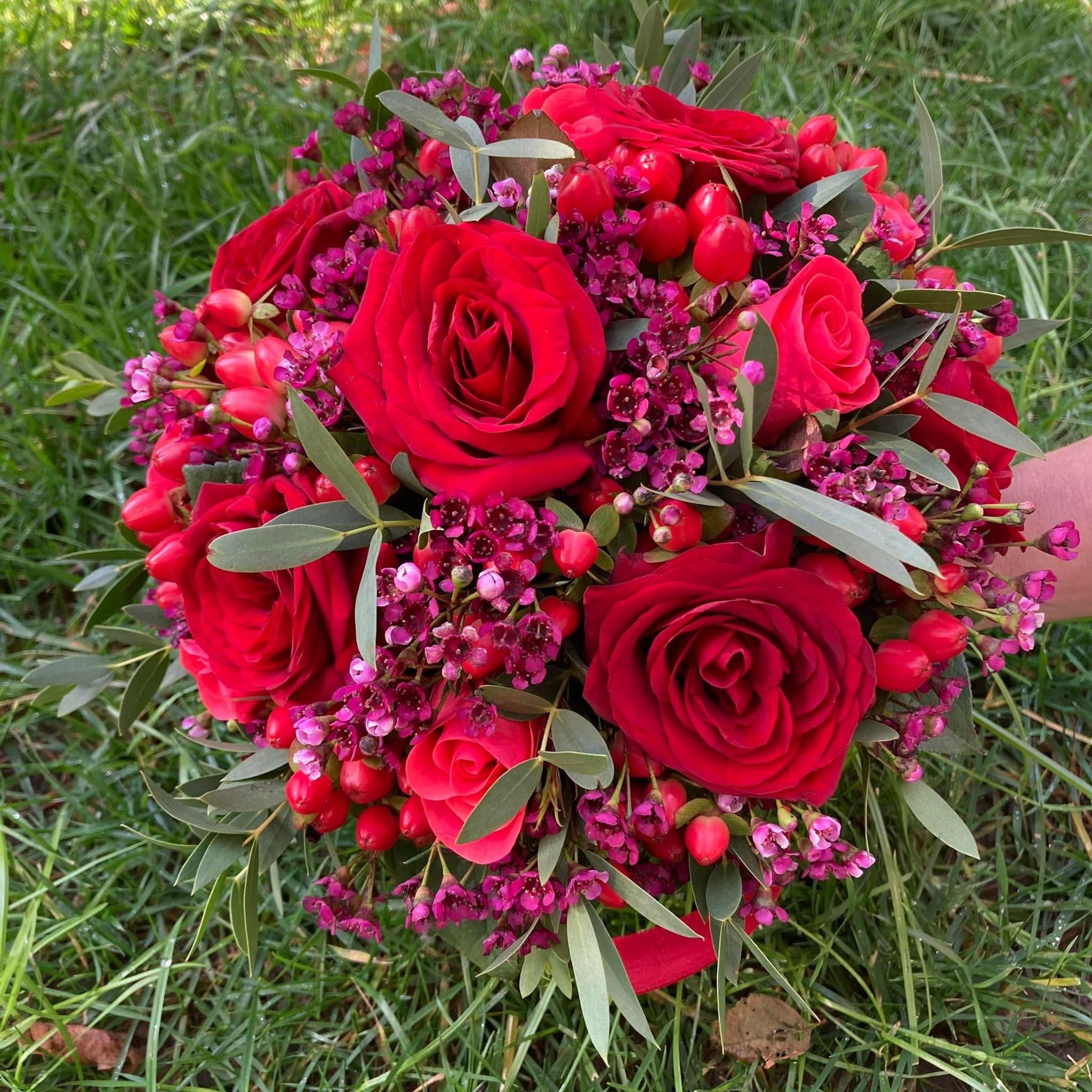 Buchet de mireasa din trandafiri, hypericum si wax flowers