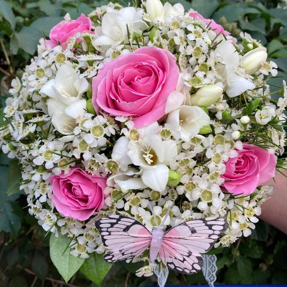 Buchet de mireasa cu frezii si trandafiri roz