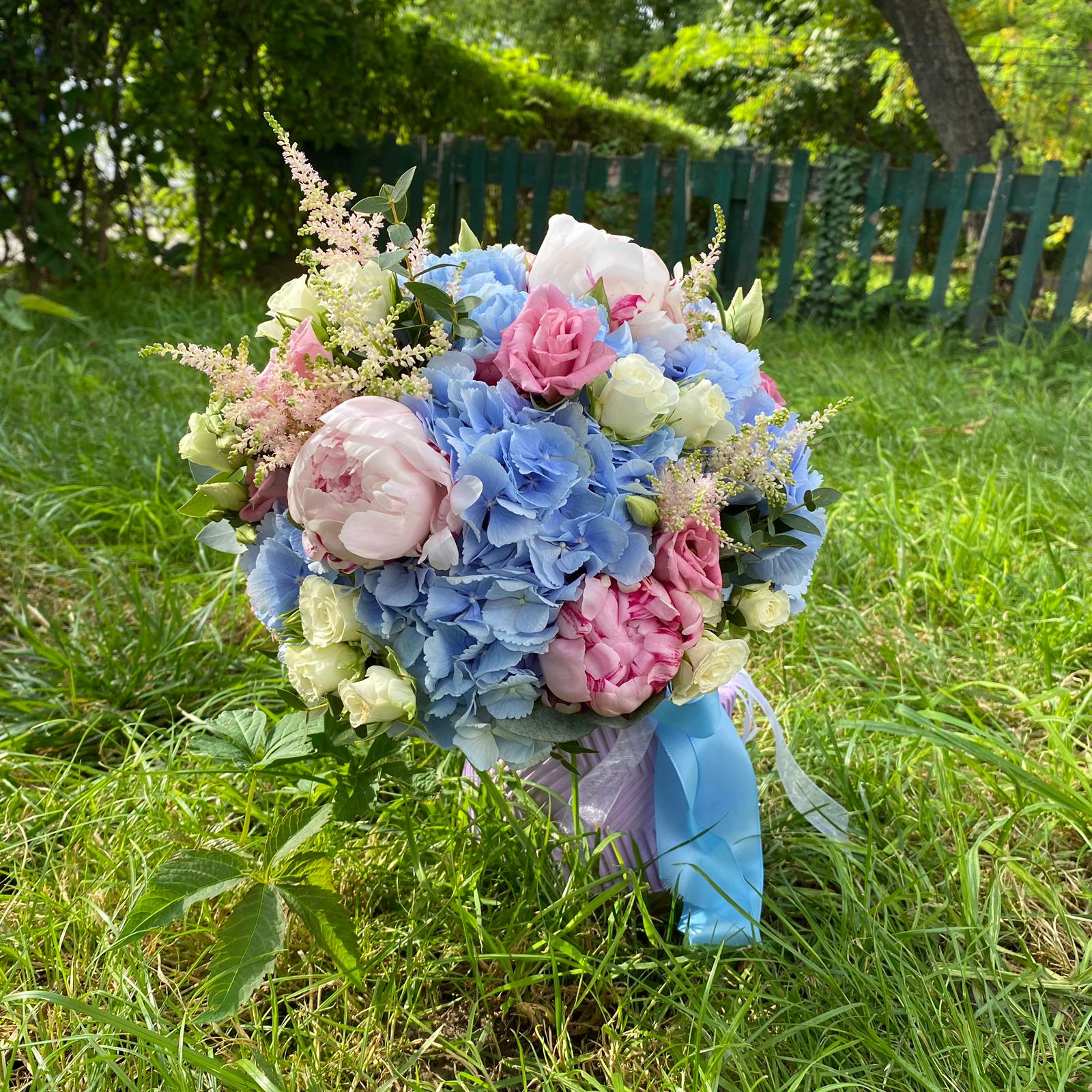 Buchet de mireasa cu bujori si hortensie