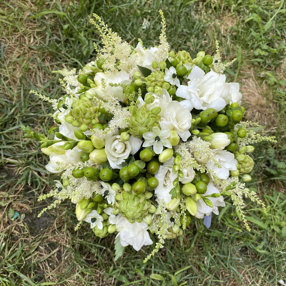 Buchet cununie flori albe si verzi