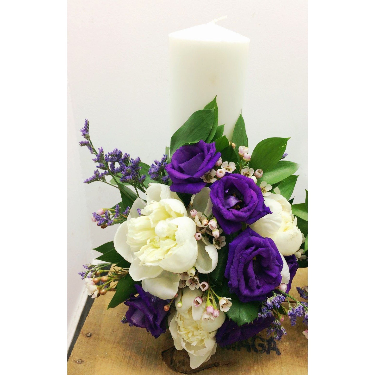 Lumanare botez scurta bujori si lisianthus mov