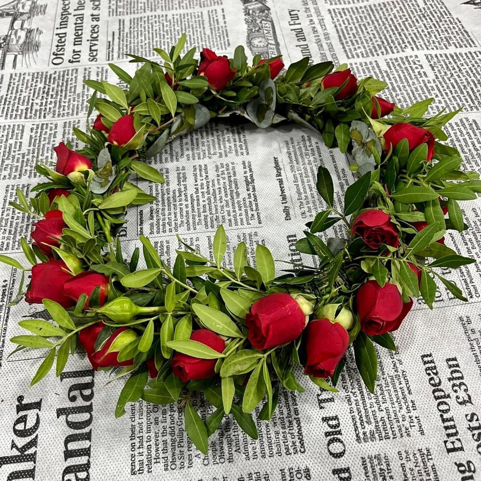 Crown of natural flowers with mini cream roses