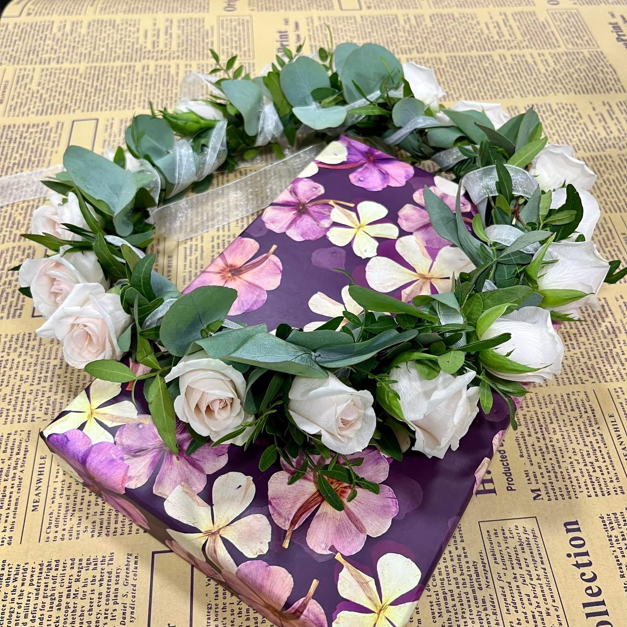 Coronita de flori naturale cu minirose crem