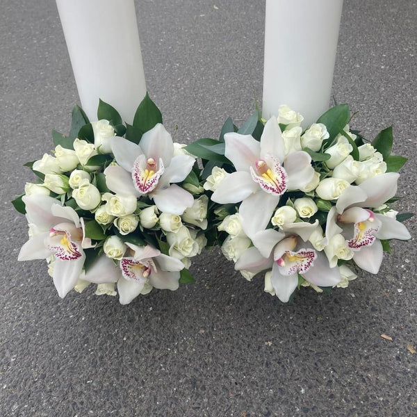 Short wedding candles, mini white roses and orchids