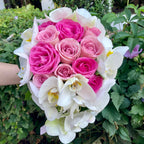 Buchet de mireasa curgator trandafiri roz si orhidee