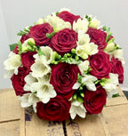 Buchet de mireasa din trandafiri rosii si frezii albe