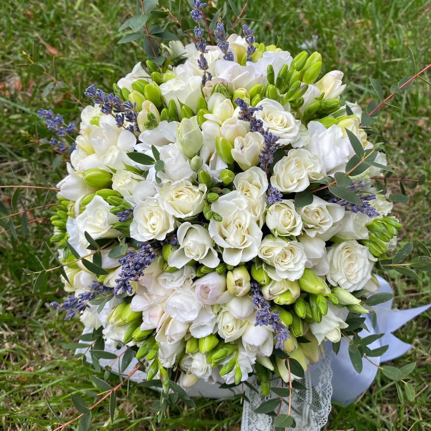 Buchet cununie ornithogalum, frezii si minirose