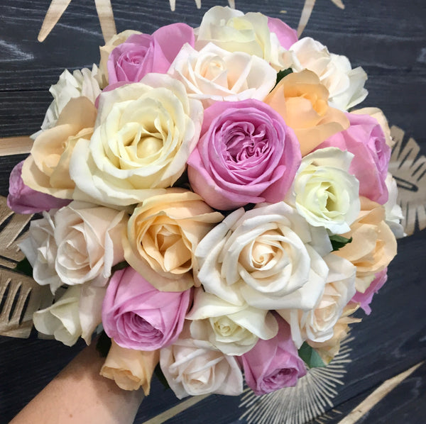 Bridal bouquet of 25 roses in pastel colors