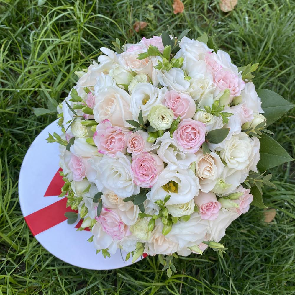 Buchet de mireasa lisianthus si minirose