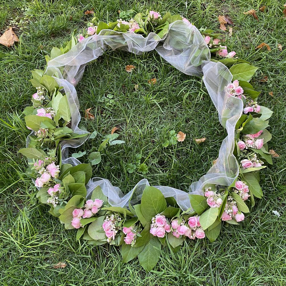 Aranjament de cristelnita cu minirose si floarea miresei